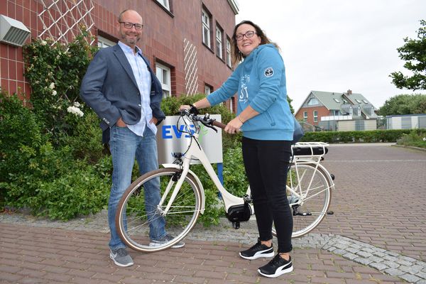 Susanne Clausen mit dem Hauptgewinn: ein Pedelec