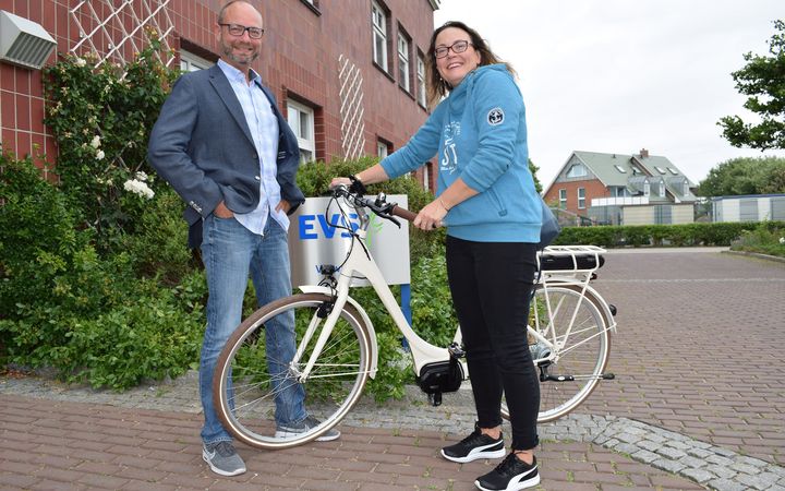 Susanne Clausen mit dem Hauptgewinn: ein Pedelec
