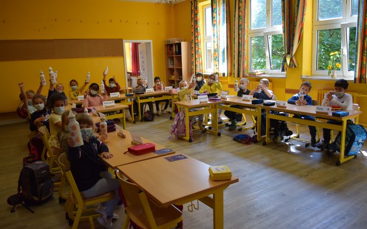 Sylter Kinder aus der ersten Klasse mit neuen Trinkflaschen