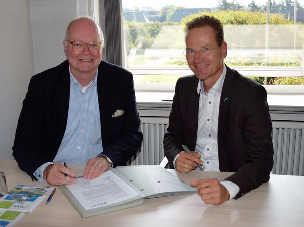 Georg Wember und Claas-Erik Johannsen bei der Vertragsunterzeichnung