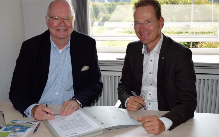 Georg Wember und Claas-Erik Johannsen bei der Vertragsunterzeichnung