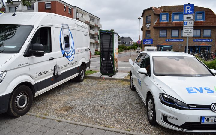Zwei Autos stehen vor dem neuen Hypocharger, bereit geladen zu werden