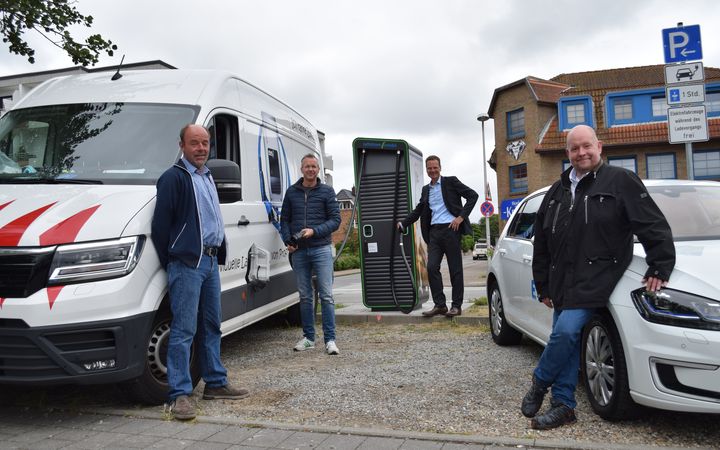 4 Männer stehen vor dem neuen Hypocharger