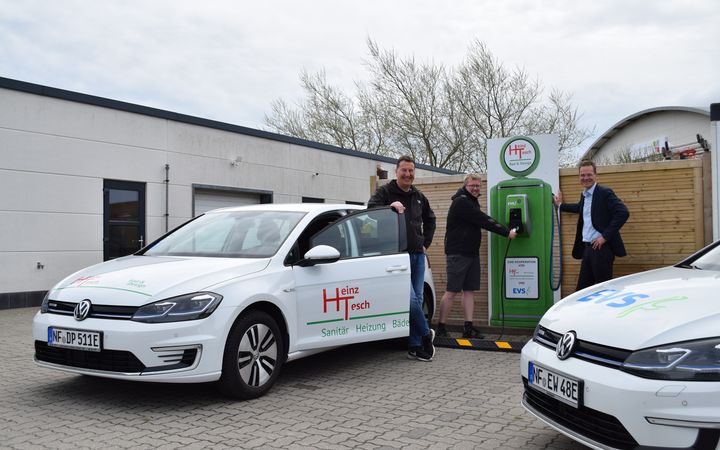 Zwei Autos von Heinz Tesch vor der neuen EVS-Ladelösung.