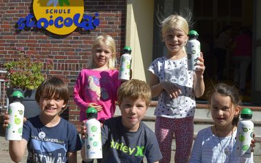 EVS und Sylt Marketing spendieren allen Sylter Erstklässlern Trinkflaschen