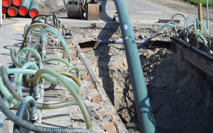 Ein Schlauch steckt in der Baugrube