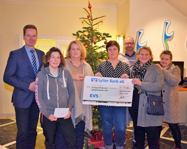 Symbolische Scheckübergabe gegenüber den Repräsentantinnen der Institutionen.