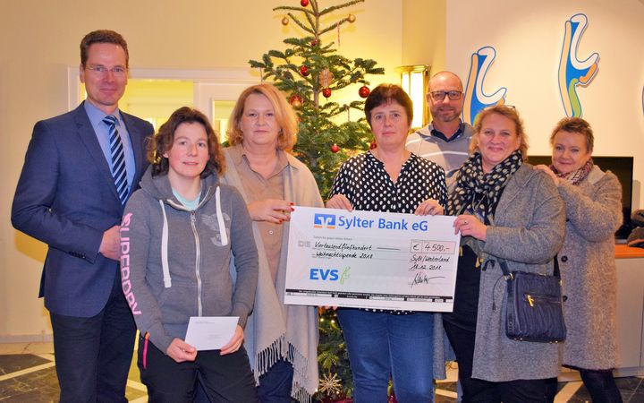 Symbolische Scheckübergabe gegenüber den Repräsentantinnen der Institutionen.