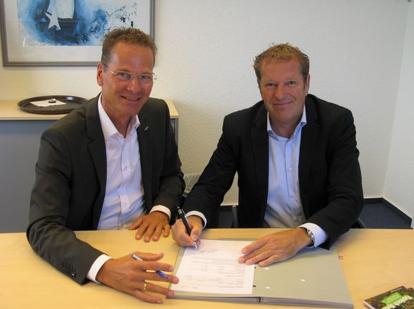 Georg Wember Karl Max Hellner bei der Vertragsunterzeichnung