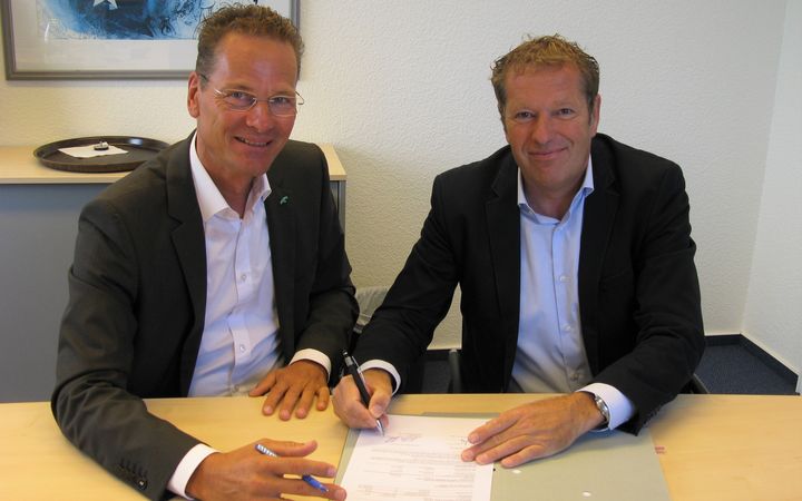 Georg Wember Karl Max Hellner bei der Vertragsunterzeichnung